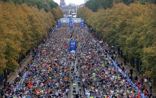 喜迎70周年！中国跑者在柏林马拉松为祖国祝福